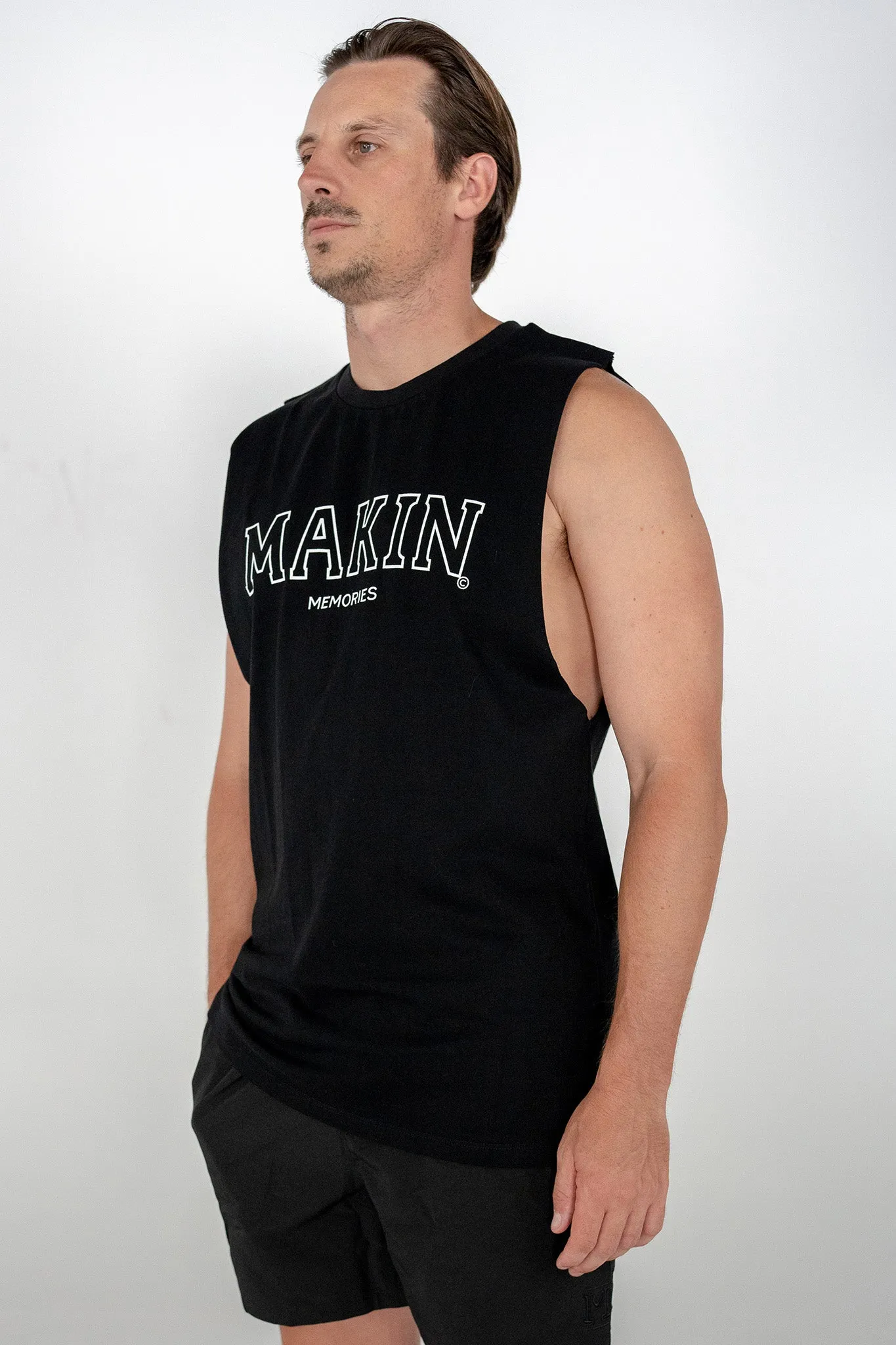 MAKIN SINGLET IN BLACK