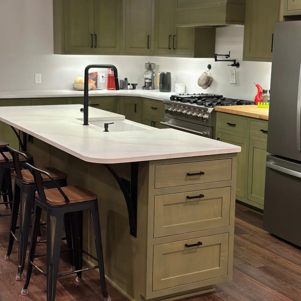 The DeOrdio Modern Industrial Countertop Bracket