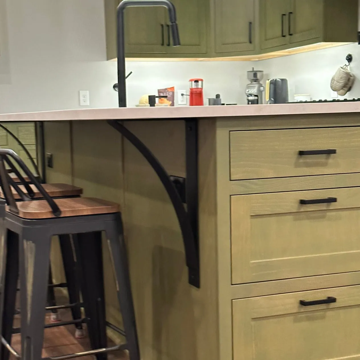 The DeOrdio Modern Industrial Countertop Bracket