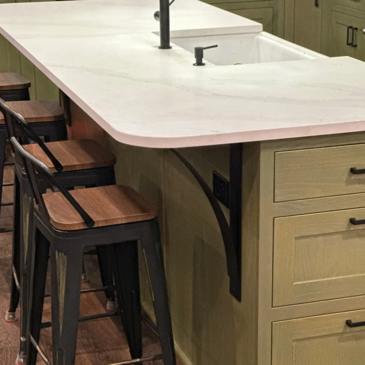 The DeOrdio Modern Industrial Countertop Bracket
