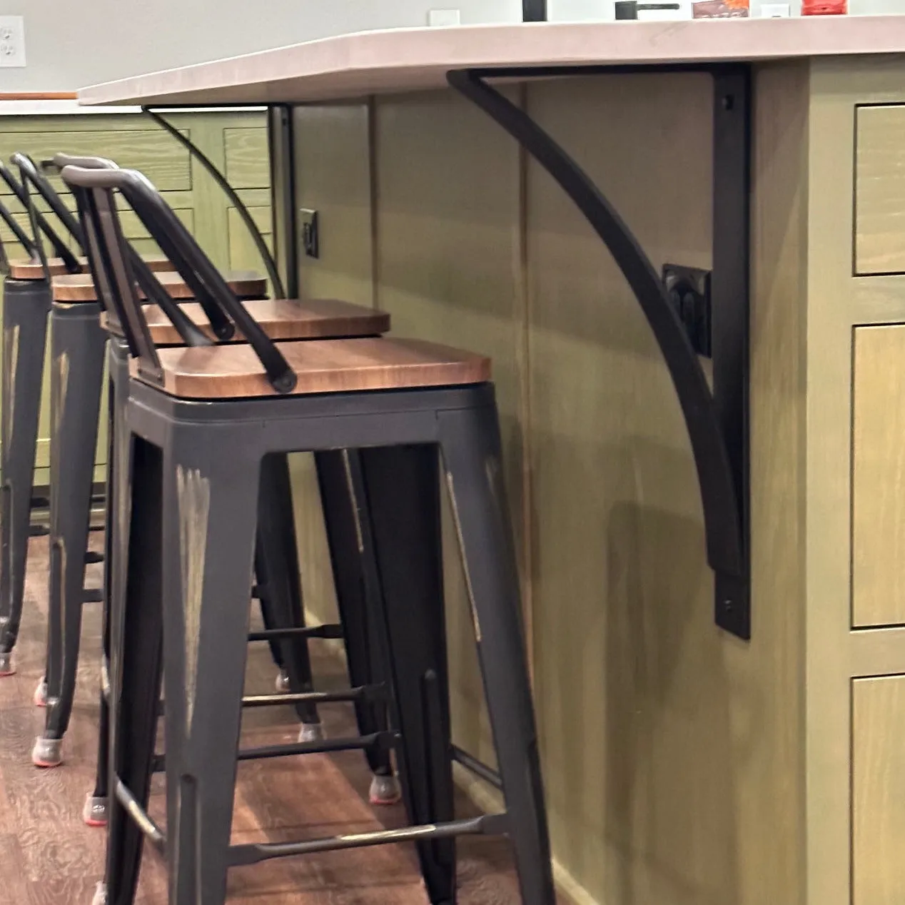 The DeOrdio Modern Industrial Countertop Bracket